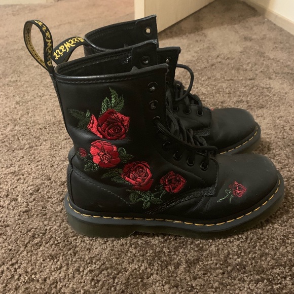 Dr. Martens Shoes - Crochet rose doc martens